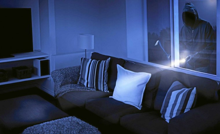 Комната с кроватью без людей