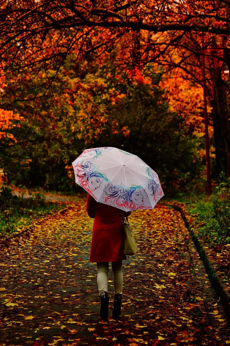 Девушка с зонтом осень