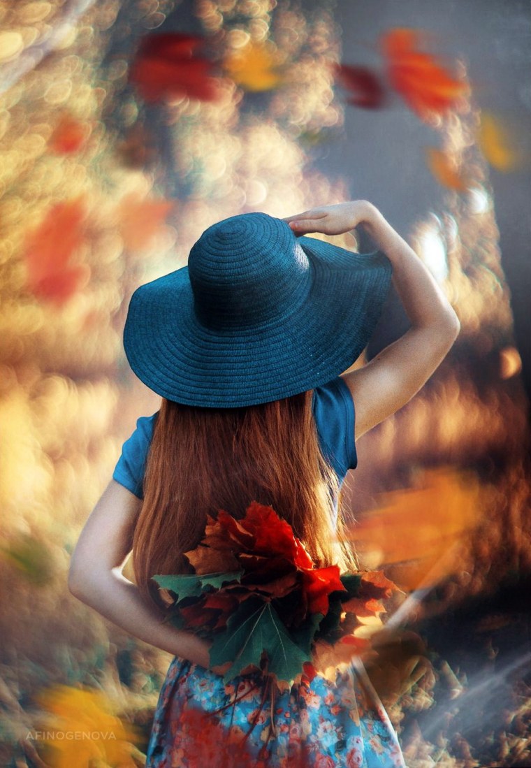 Девочка в шляпе осенью