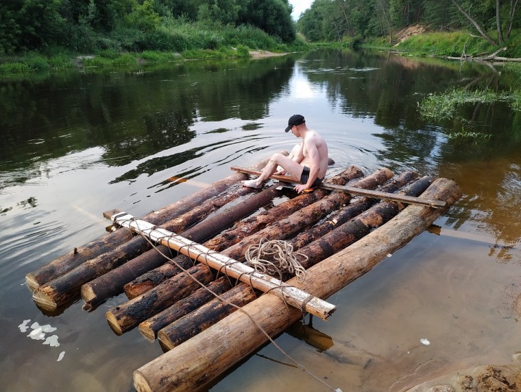 Плот из бревен