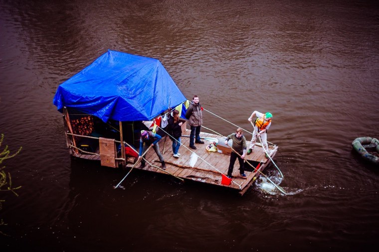 Плот домик на воде