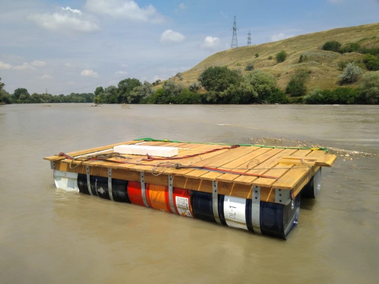 Плот из бревен