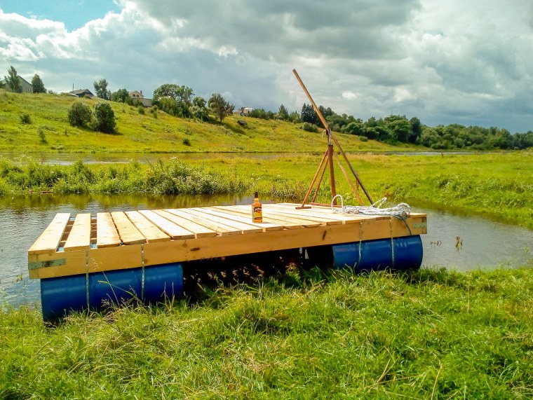 Плот на реке