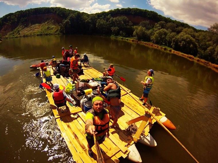 Деревянный плот на воде