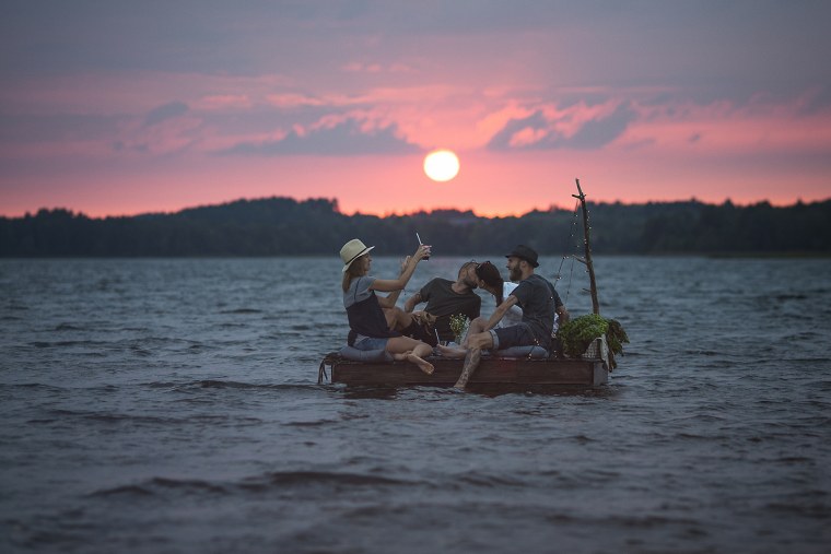 Плот на закате
