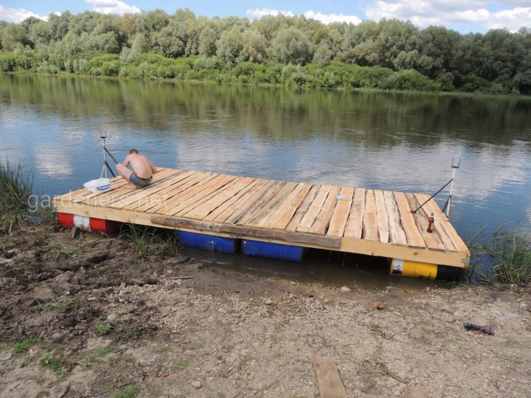 Плот из бревен