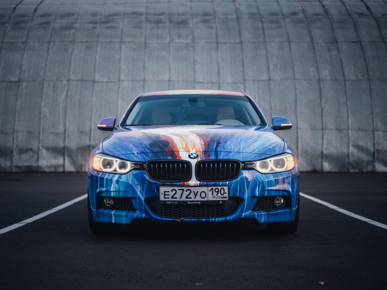 BMW. F30 с дымом
