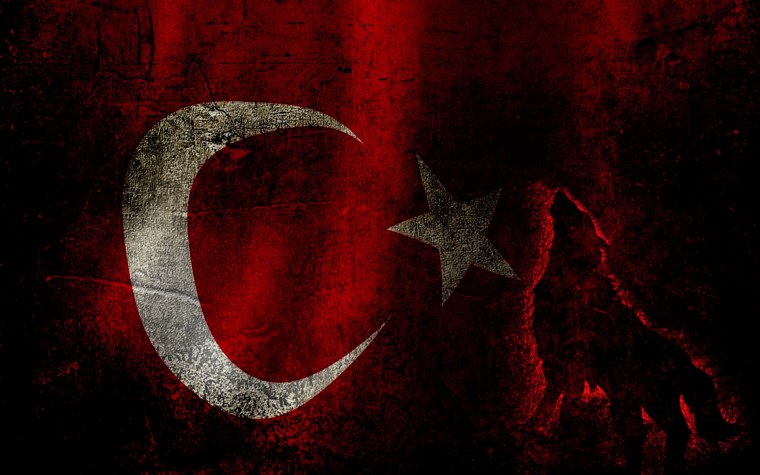Турецкий флаг на черном фоне