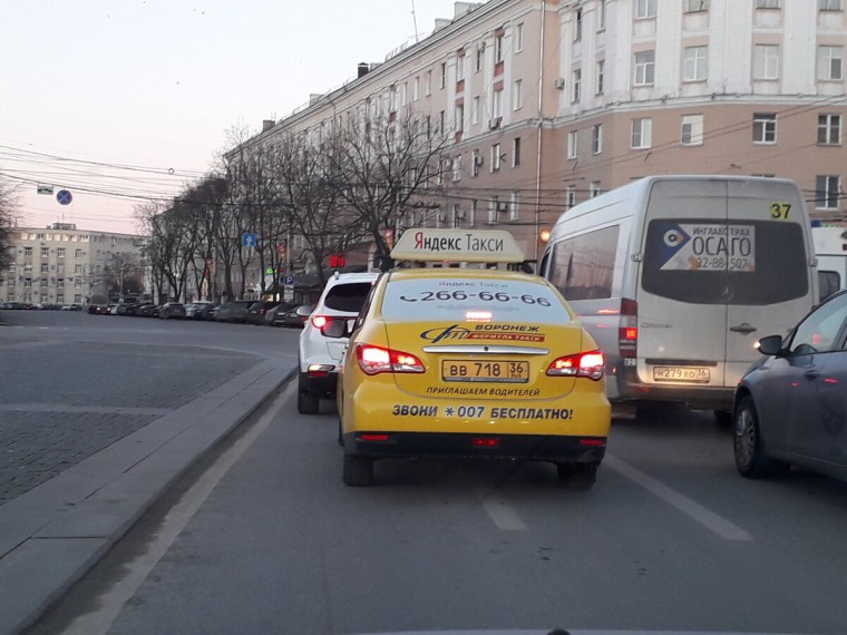 Такси вид сзади