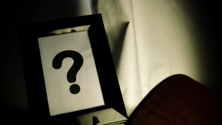 Вопросительный знак на темном фоне