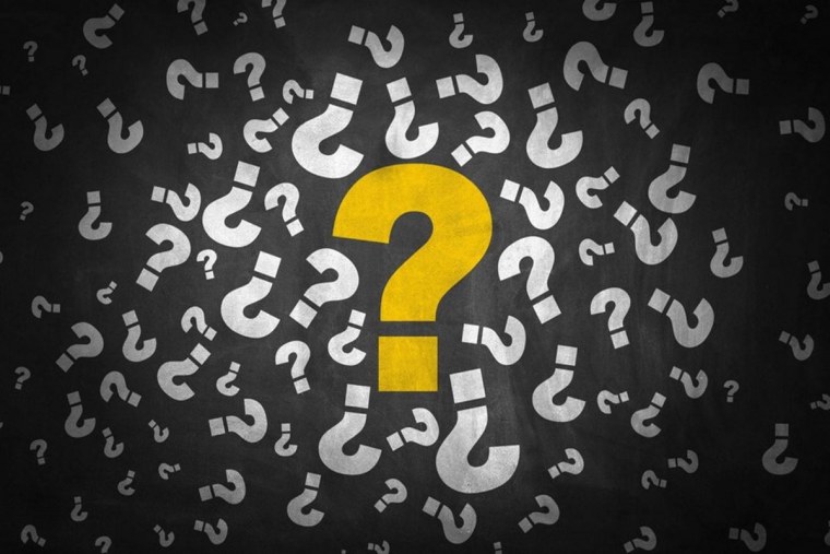 Вопросительные знаки на меловой доске