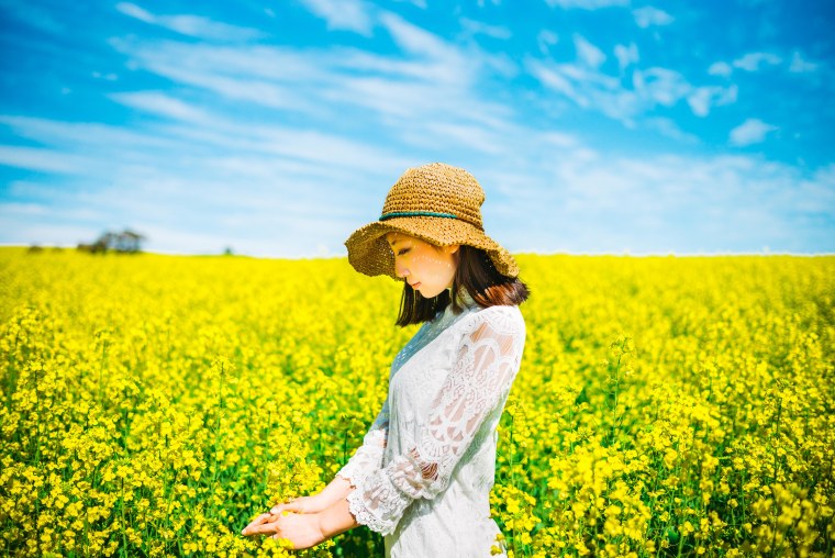 Женщина в шляпе на природе