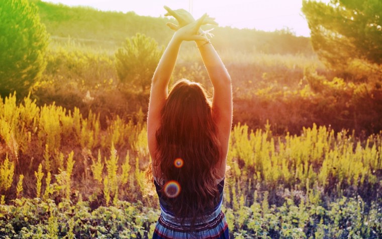 Девушка на природе со спины