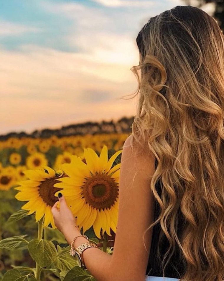 Блондинка в подсолнухах