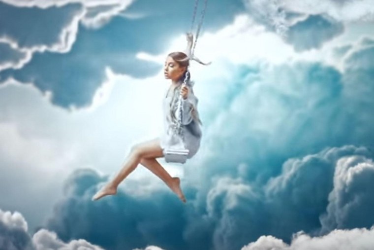 Девушка сидит на скале