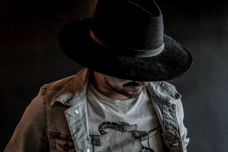 Красивые девушки в шикарных шляпах с надписями