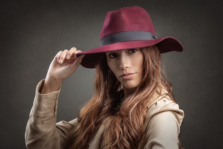 Девушка в красной шляпе