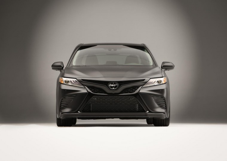 Тойота Камри 2021 спереди