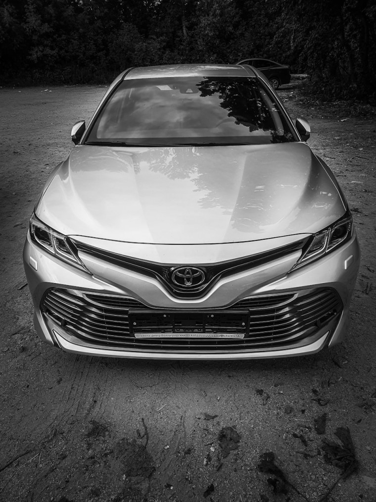 Toyota Camry v70 серебристая