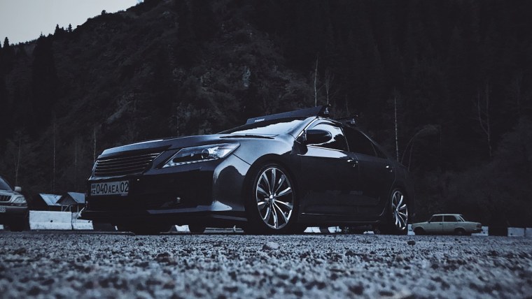 Камри 70 черная на черном