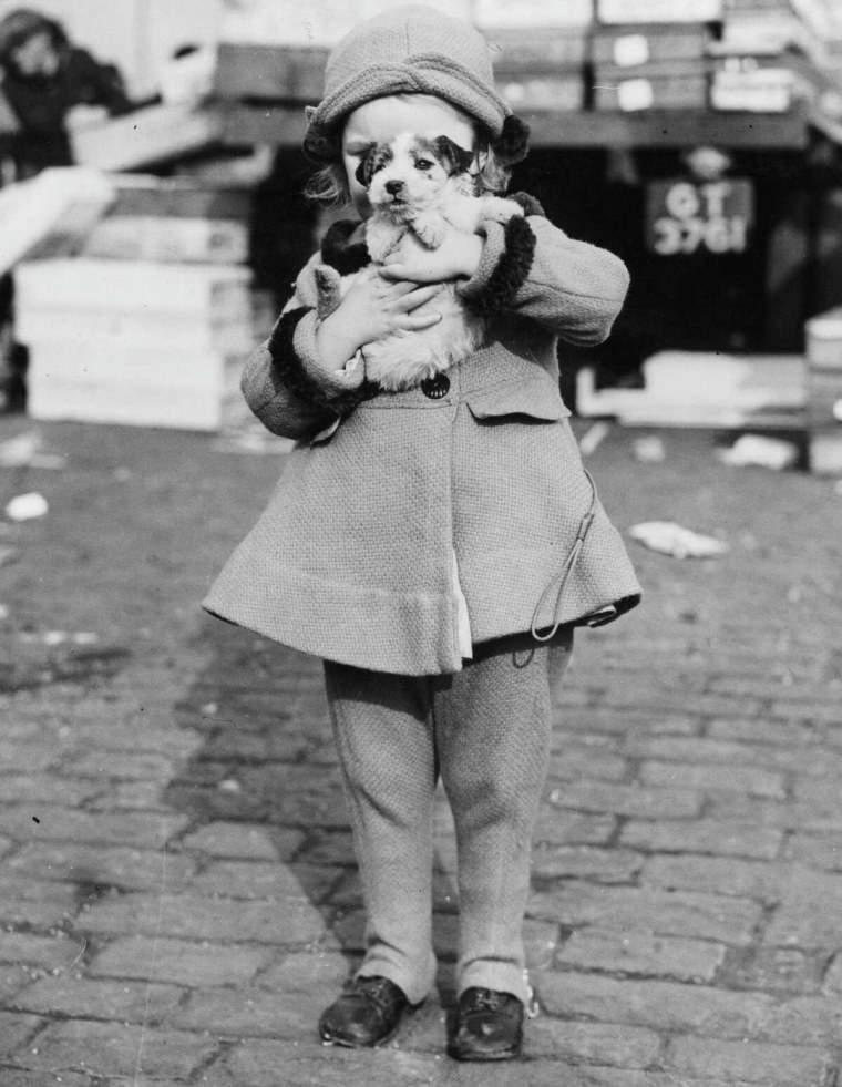 Мелкая девчонка в грязи