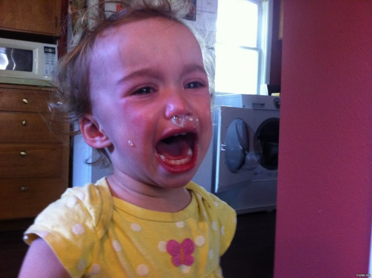 Мелкая девчонка с мамой в грязи