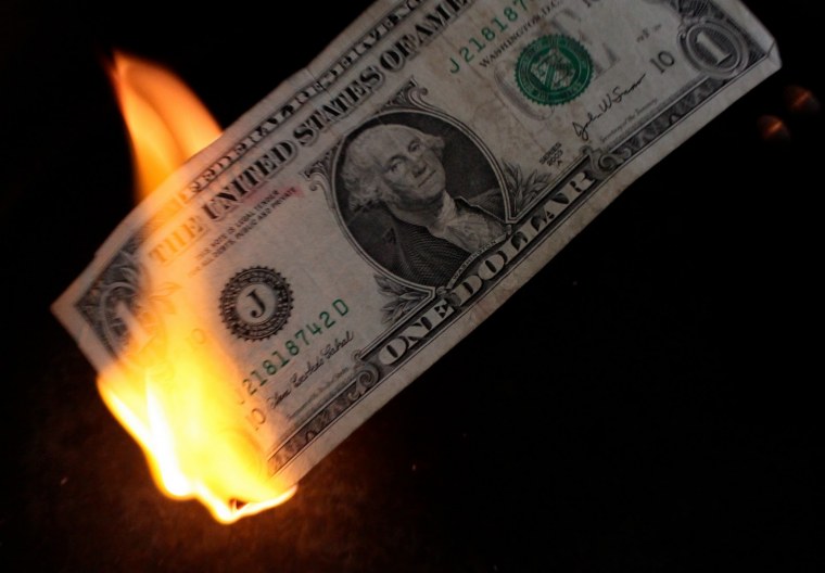 Золотой доллар на черном фоне