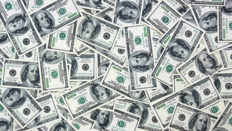 Купюры на черном фоне