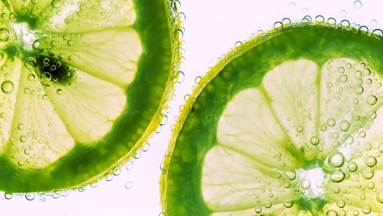 Фрукты падают в воду