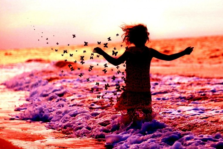 Девушка на природе со спины