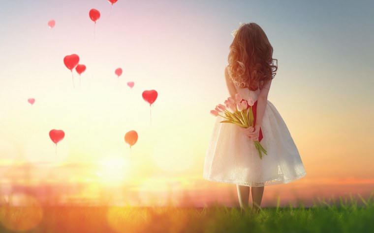 Девушка на фоне сердца