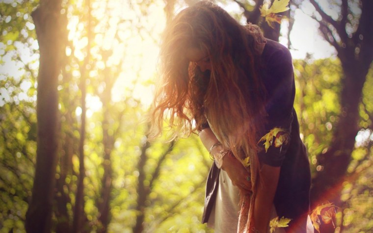 Счастливая девушка в поле