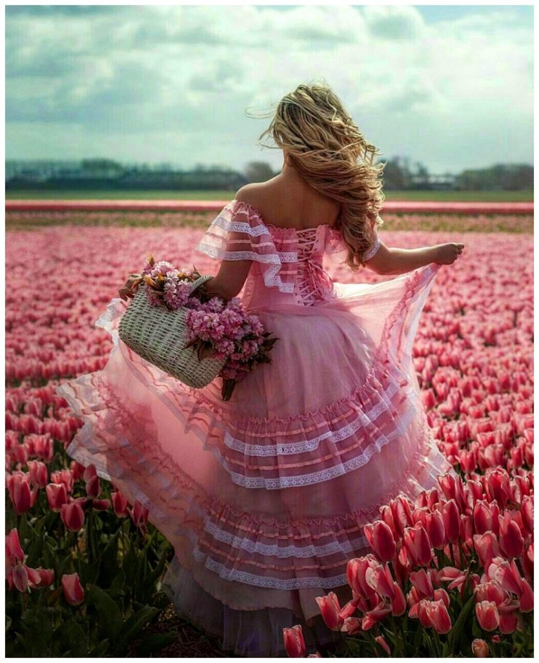 Брюнетка в солнечных лучах