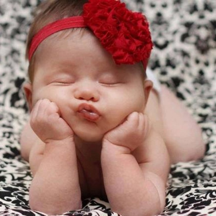 Веселый ребенок пока