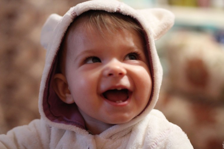 Ребенок в шапке Деда Мороза