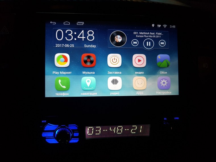 Часы на черном фоне