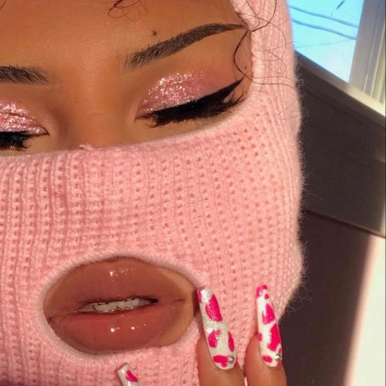 Девушка в розовой маске