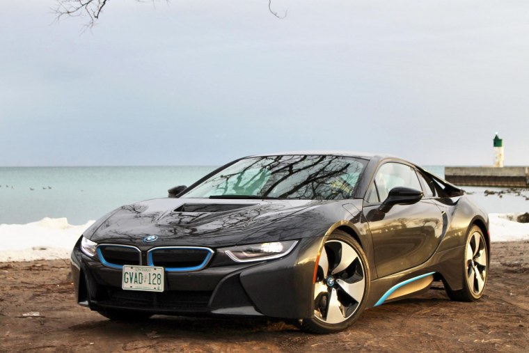 BMW i8 Золотая