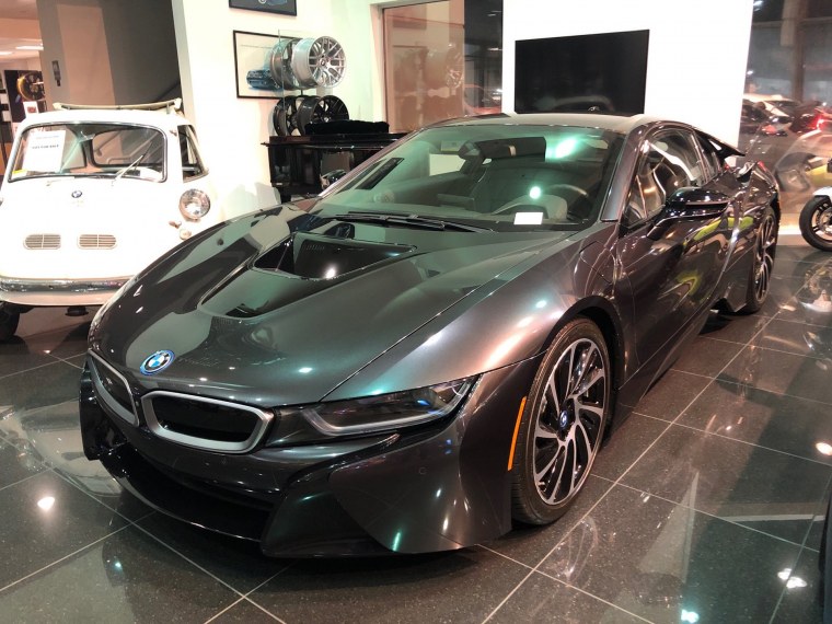 BMW i8 зеленая
