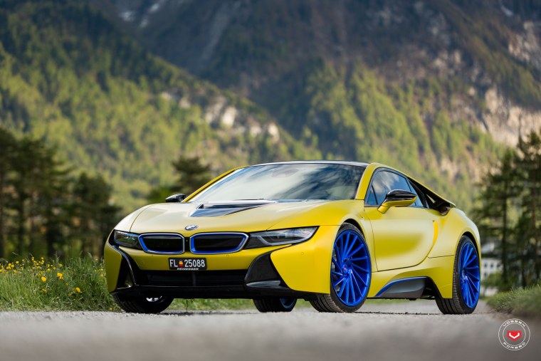 BMW i8 зеленая