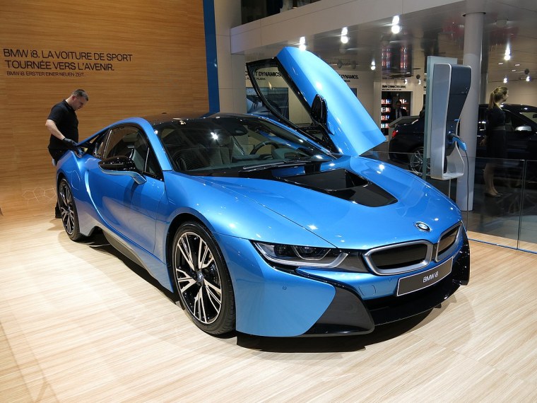 BMW i8 зеленая