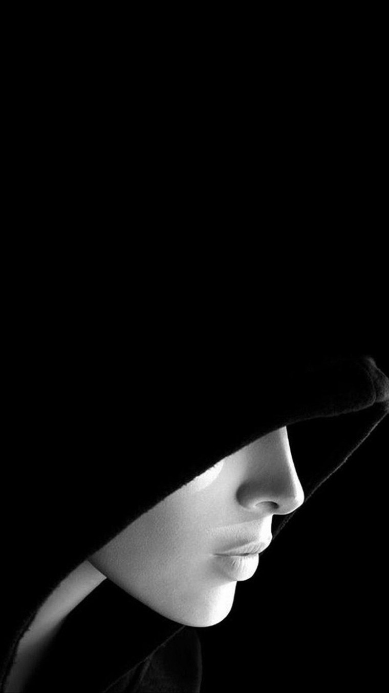 Девушка в черном капюшоне