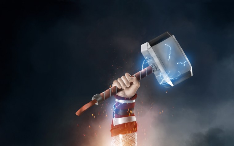 Мьёльнир с молниями