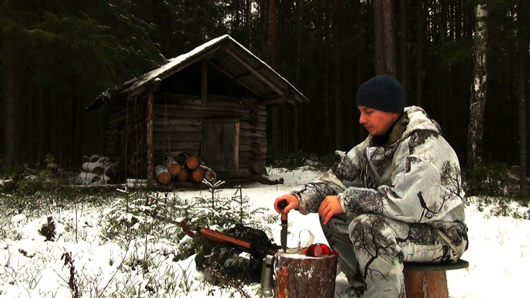 Охотники в лесу с оружием