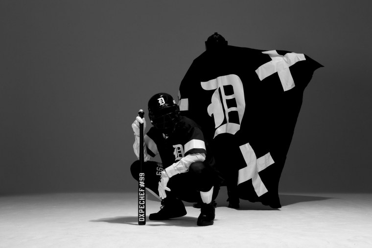 Пацан в капюшоне и в маске