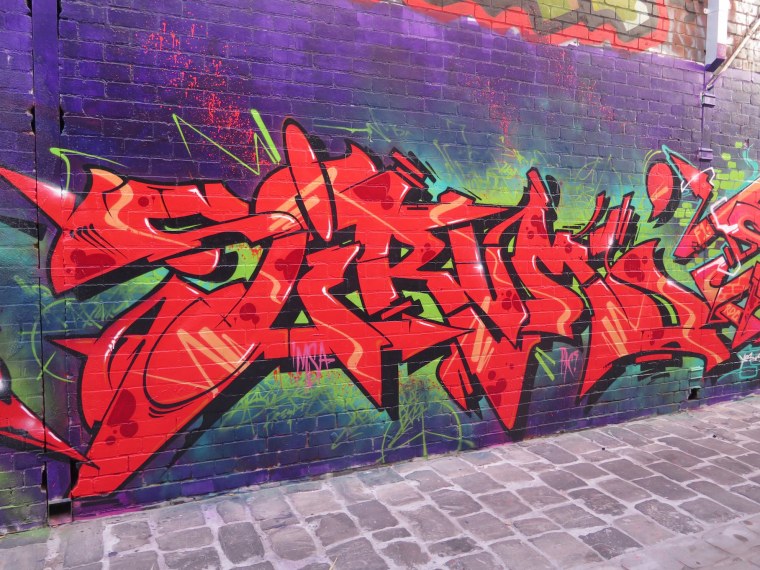 Уличный стрит арт на черной стене