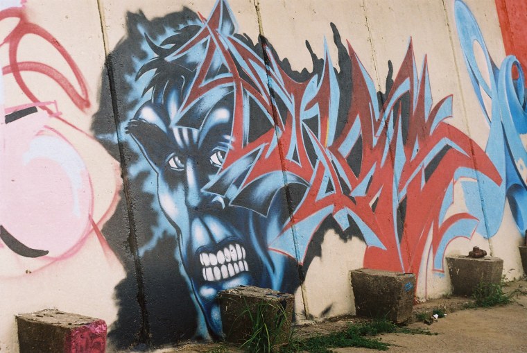 Красное граффити