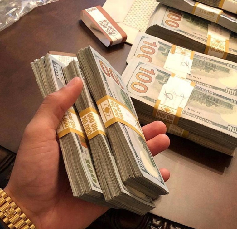 Пачка долларов в руке