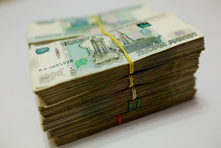 СТО тысяч рублей пачка