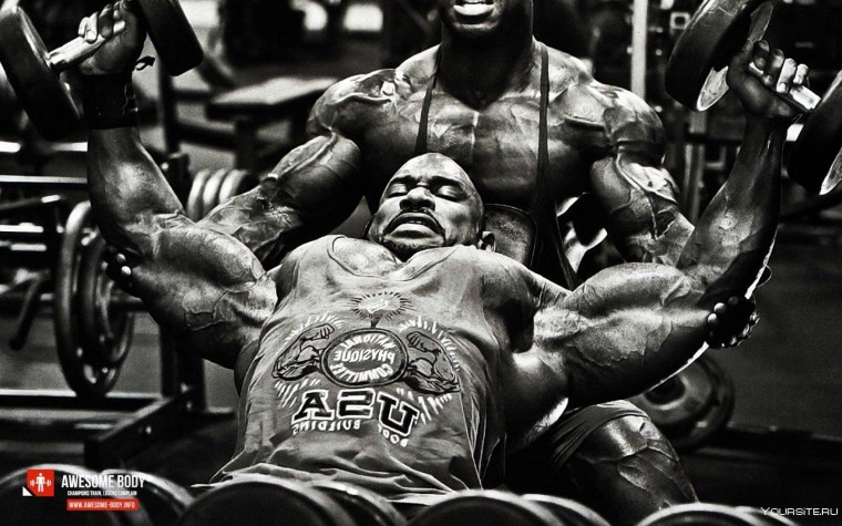 Культурист на черном фоне